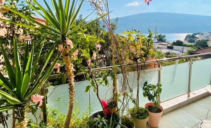 Светлая квартира площадью 83 м² у пляжа в Баошичи, Черногория