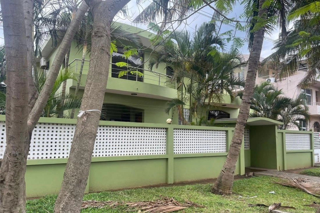 Дом 600 m2 с открытым бассейном в Мапуту, Мозамбик