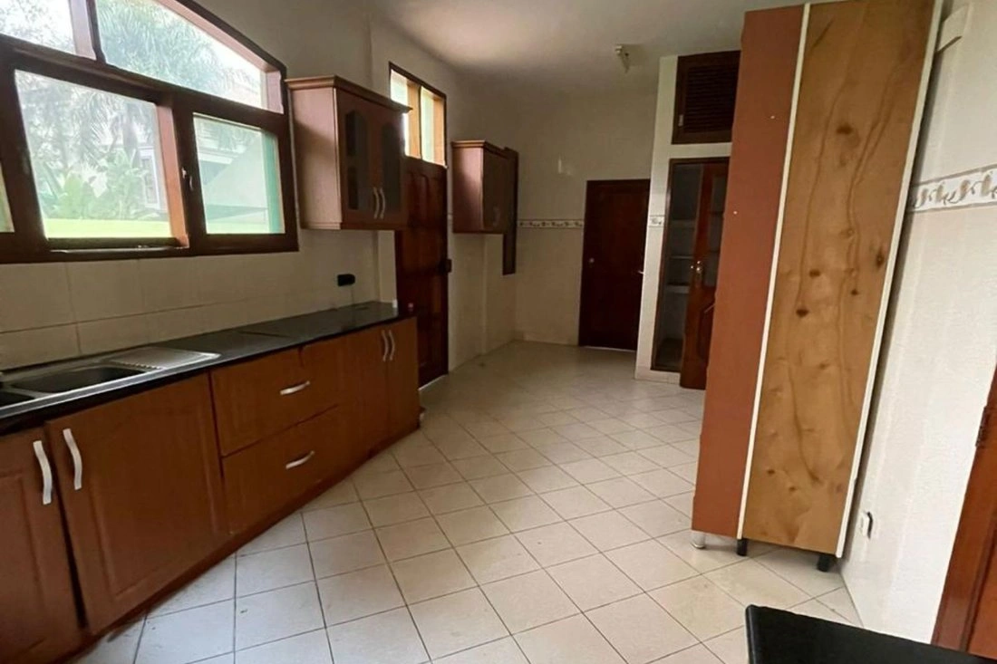 Дом 600 m2 с открытым бассейном в Мапуту, Мозамбик