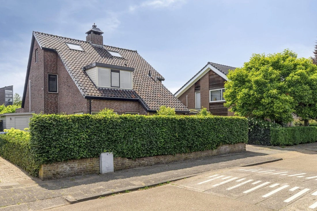 Просторный дом с 5 спальнями в Бергсхенхуке, Нидерланды