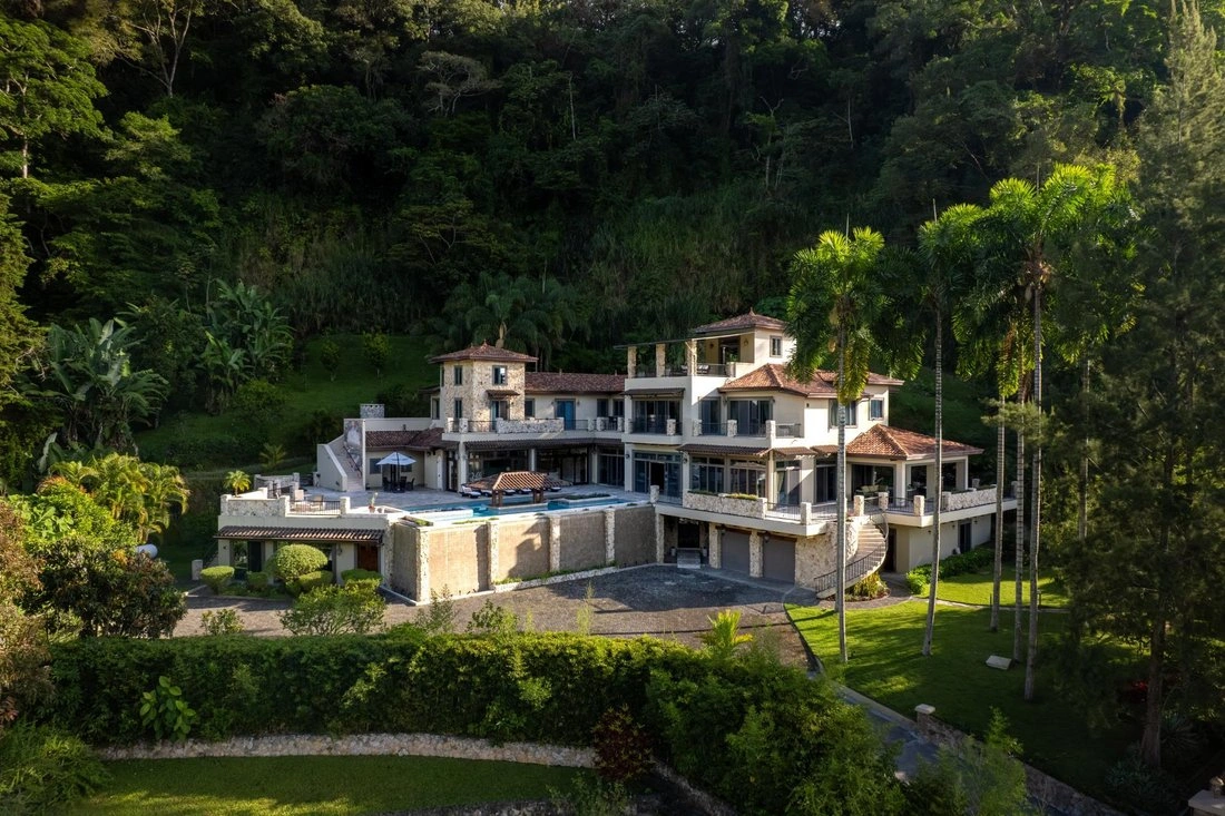 Дом 7+1 с открытым бассейном в Бокете, Панама