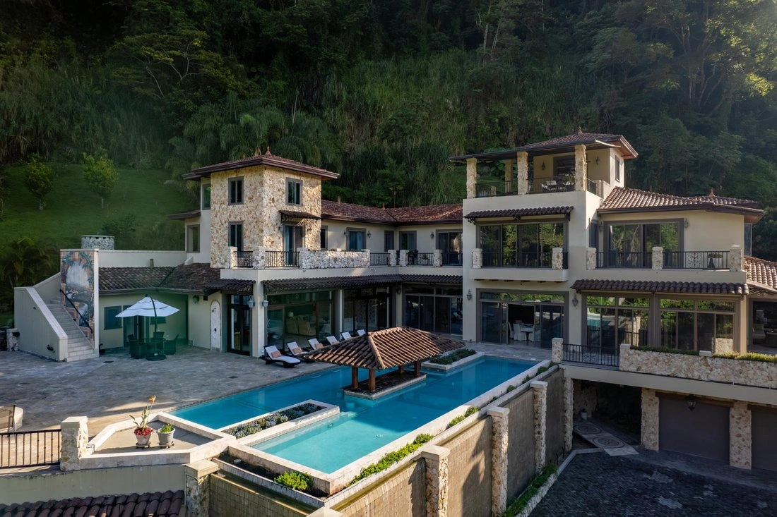 Дом 7+1 с открытым бассейном в Бокете, Панама