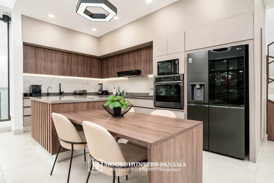 Дом 334 m2 с гаражом в Бокете, Панама