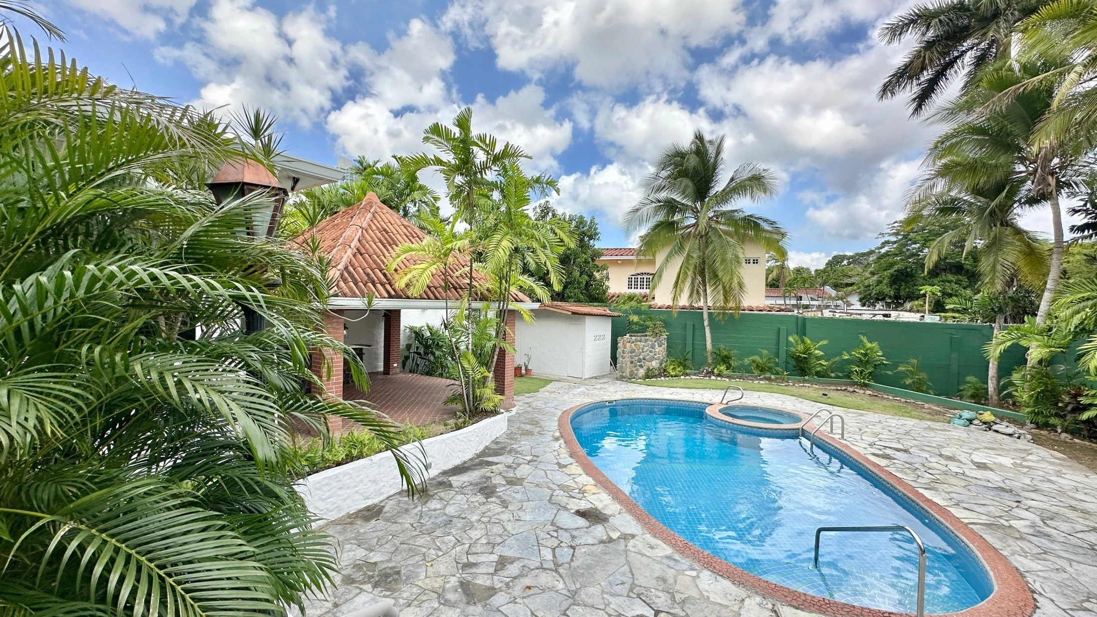 Дом 425 m2 с открытым бассейном в Сан-Мигелито, Панама