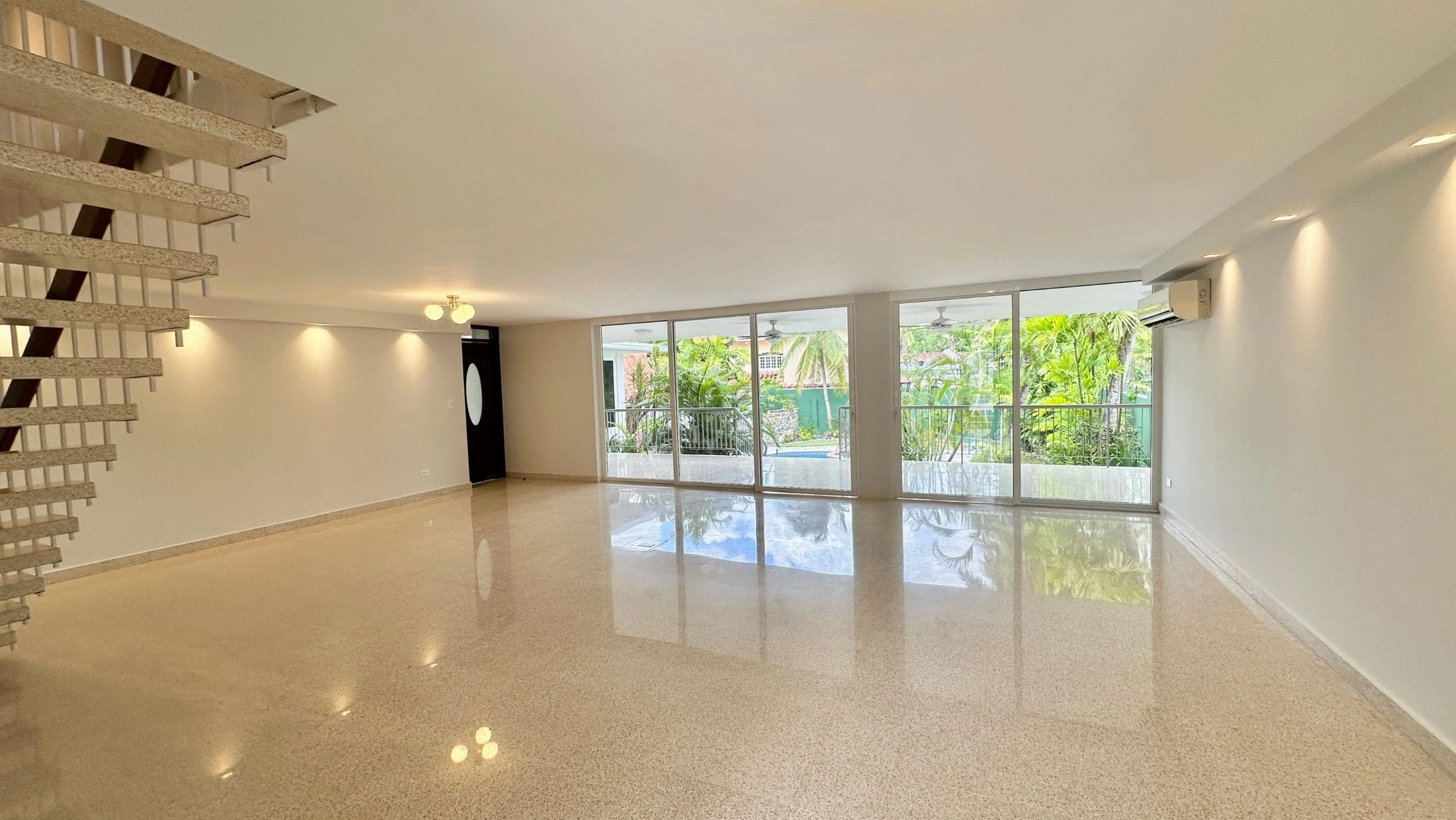 Дом 425 m2 с открытым бассейном в Сан-Мигелито, Панама