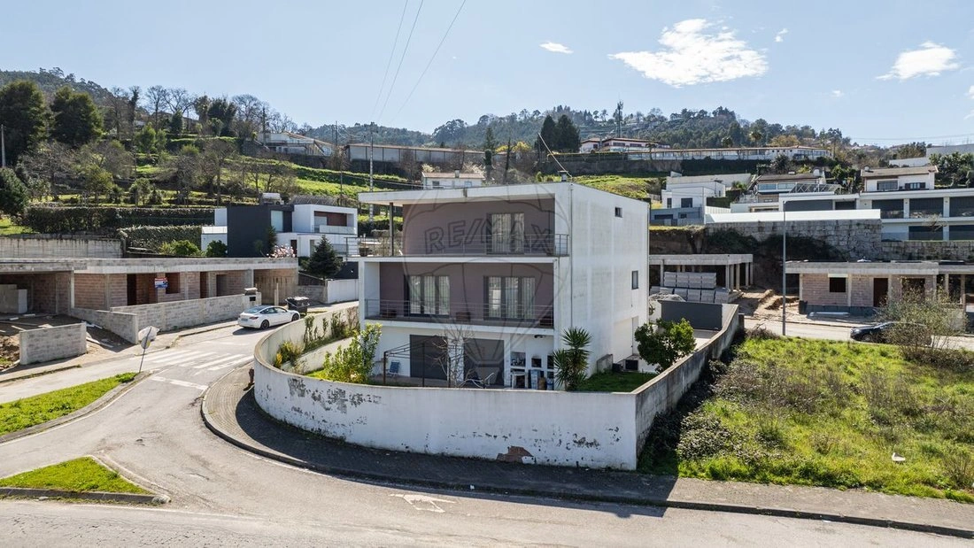 Семейный дом 350 m² с террасой в Браге, Португалия