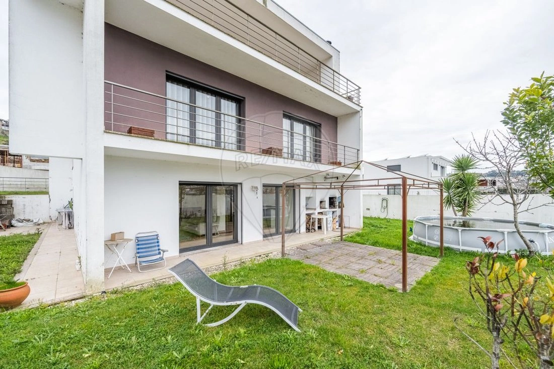 Семейный дом 350 m² с террасой в Браге, Португалия