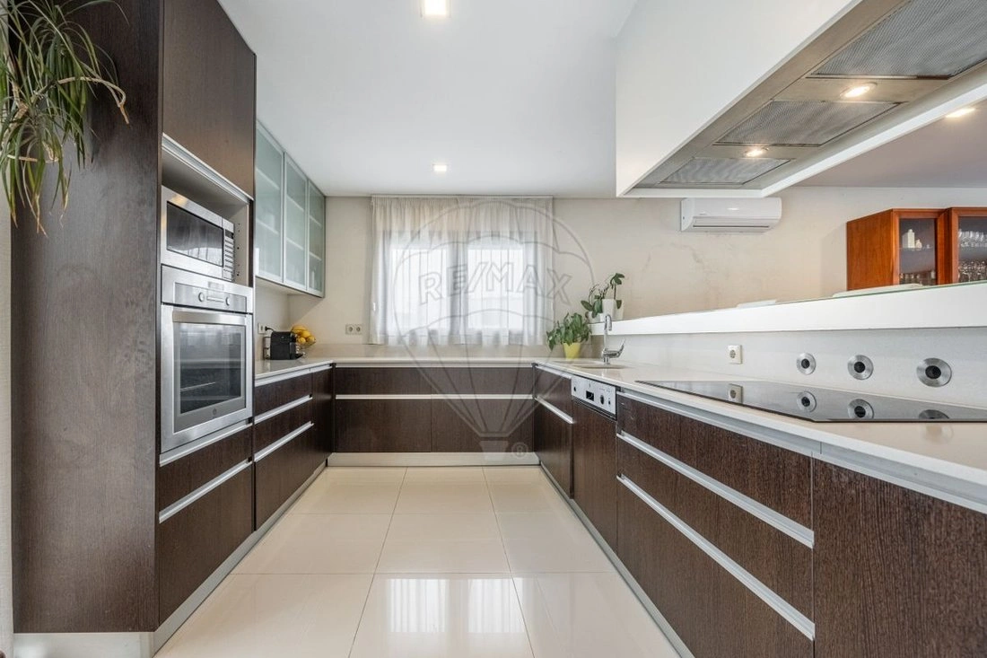 Семейный дом 350 m² с террасой в Браге, Португалия