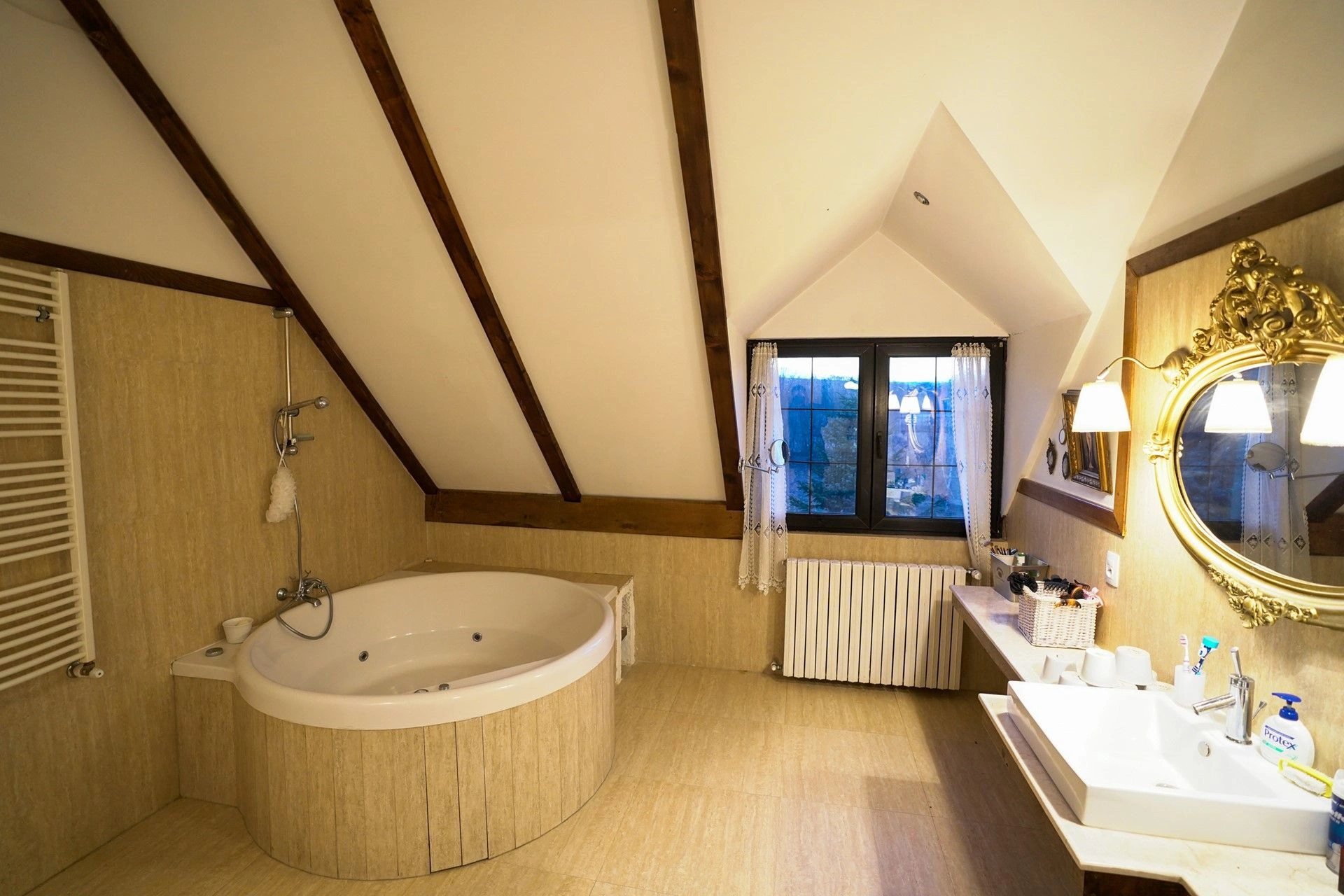 Комфортная вилла 700 м2 в предместьях Брашова