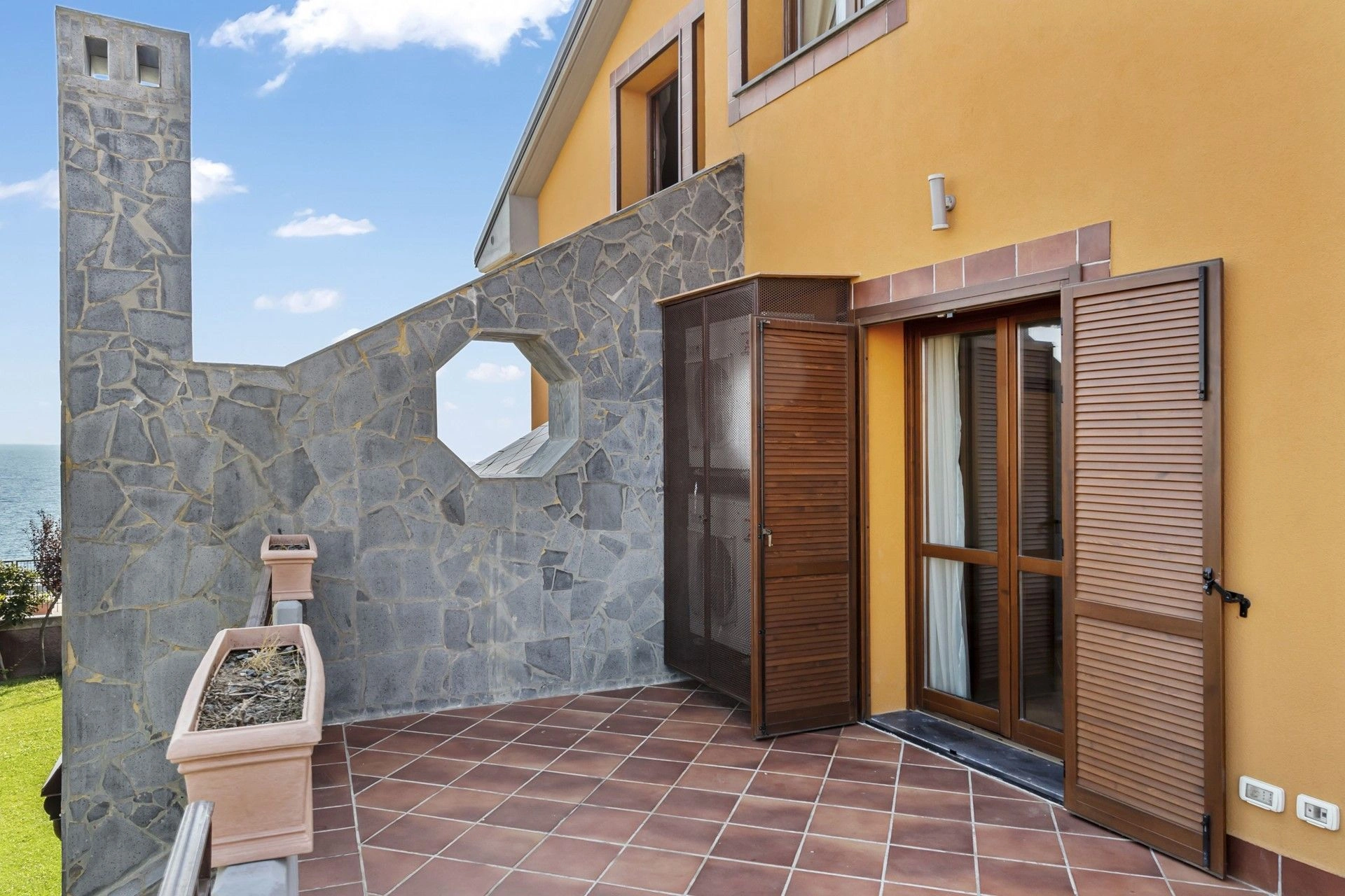 Комфортная вилла 9+1 на побережье Черного моря в Констанце