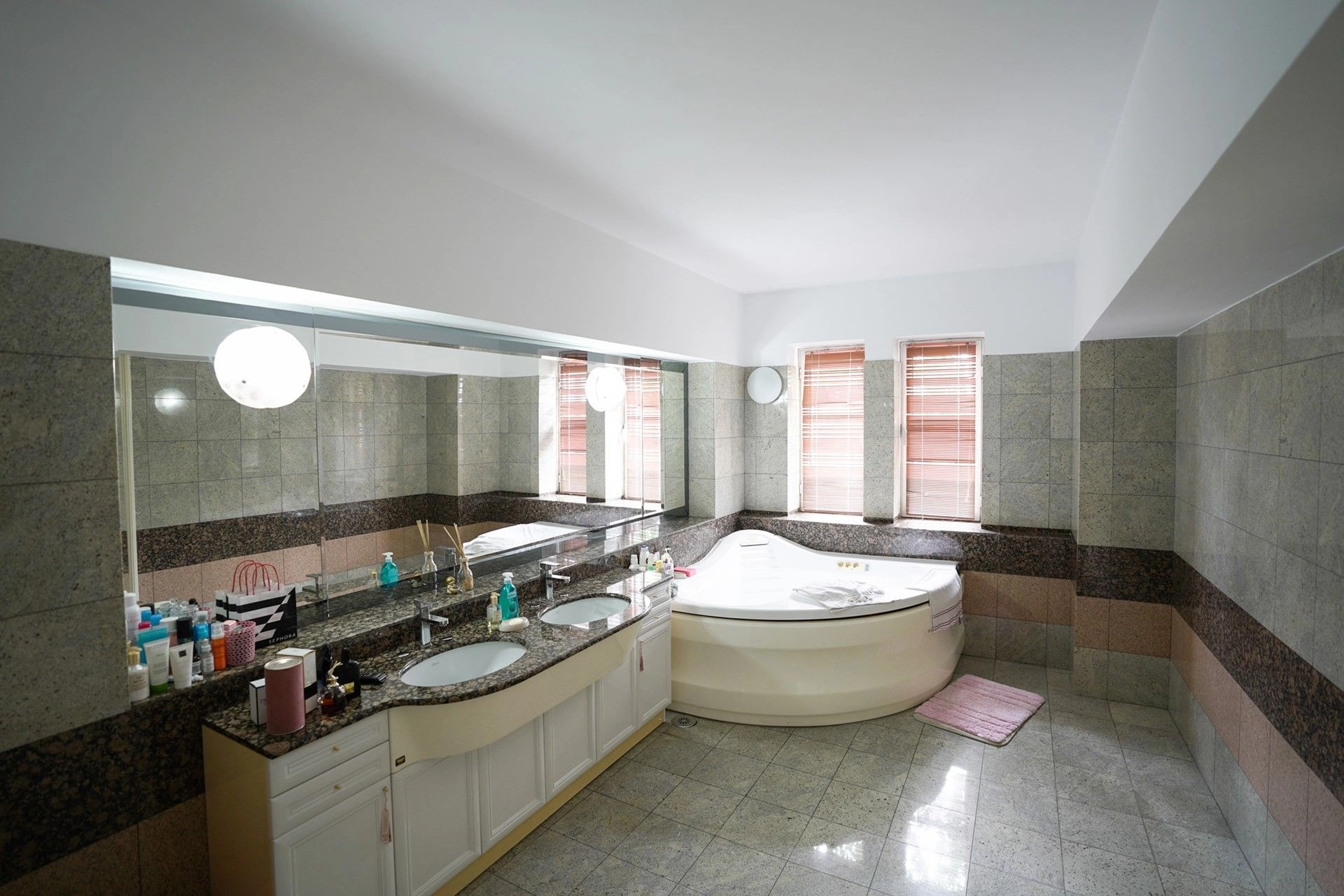 Beautiful house 1100 m2 in the center of Constanta