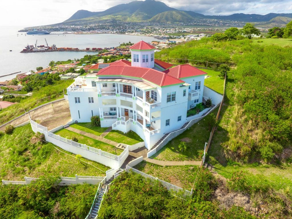 Меблированный дом 5+1, 1393 м² в Basseterre, St. Kitts and Nevis