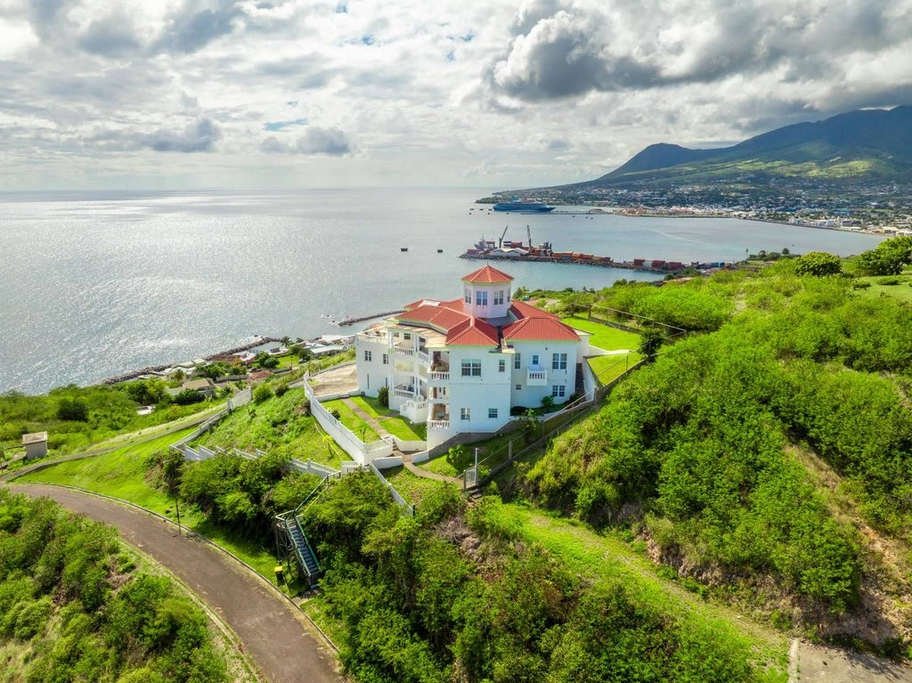 Меблированный дом 5+1, 1393 м² в Basseterre, St. Kitts and Nevis