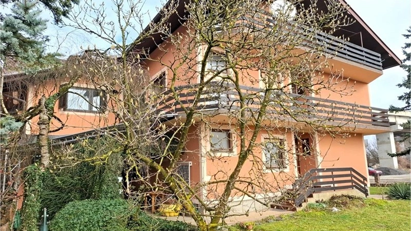 Просторный дом с четырьмя спальнями в Карловаце, Хорватия