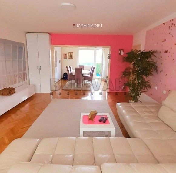 Квартира с 3 спальнями и террасой в Нише, Сербия