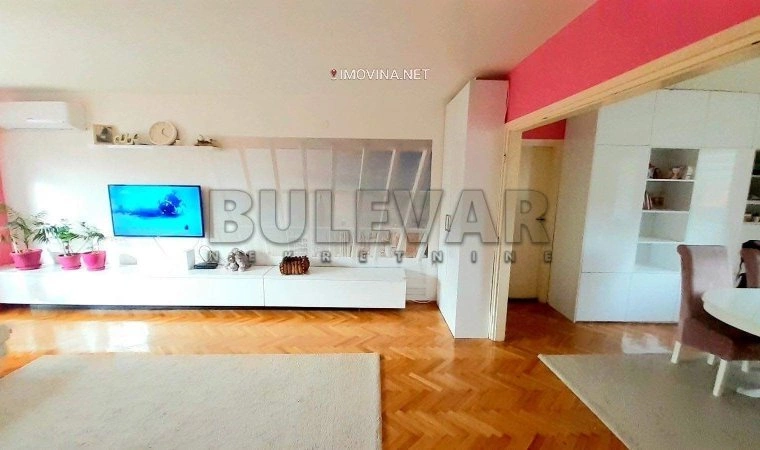 Квартира с 3 спальнями и террасой в Нише, Сербия