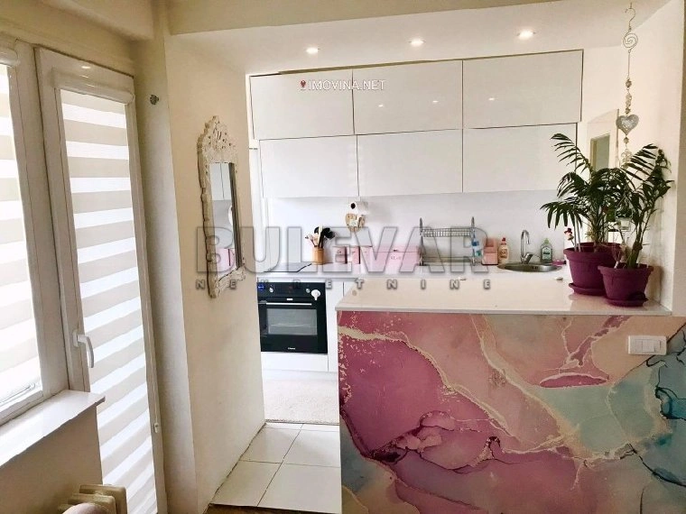 Квартира с 3 спальнями и террасой в Нише, Сербия