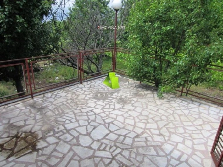 Дом с 4 спальнями и гаражом в Нише, Сербия