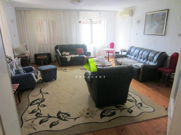 Дом с 4 спальнями и гаражом в Нише, Сербия