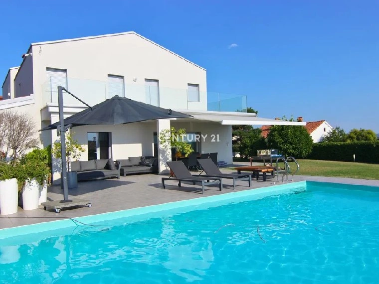 Вилла 4+1 с открытым бассейном в Портороже, Словения