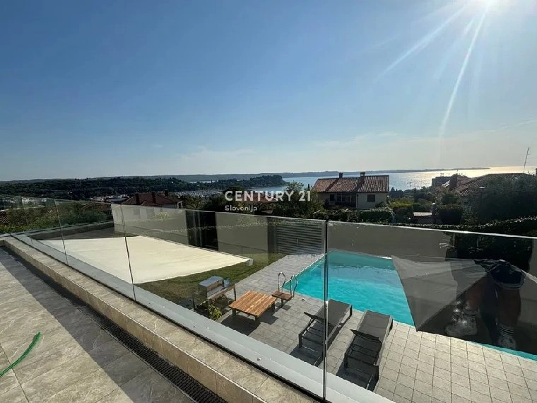 Вилла 4+1 с открытым бассейном в Портороже, Словения