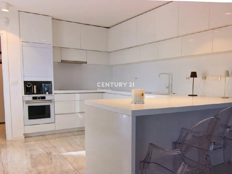 Вилла 614 m2 с открытым бассейном в Портороже, Словения