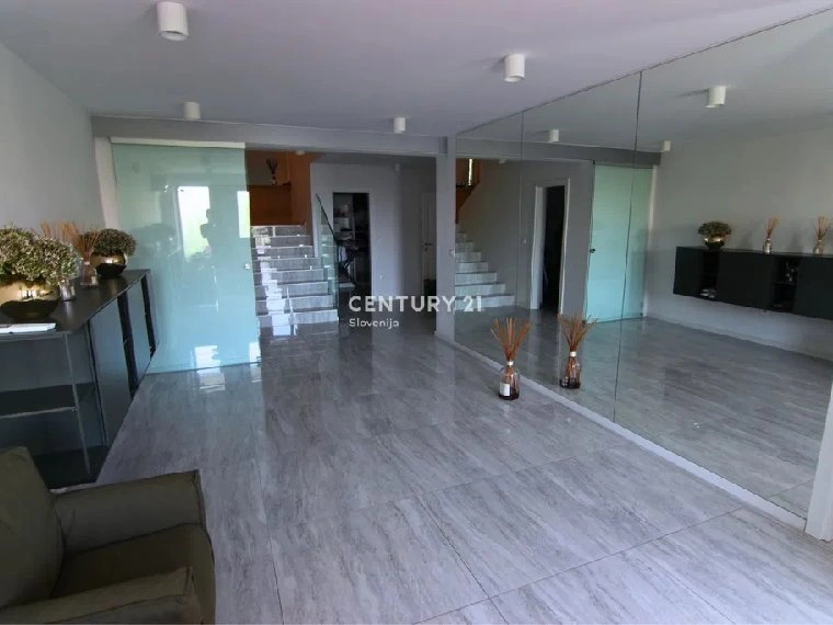 Вилла 4+1 с открытым бассейном в Портороже, Словения