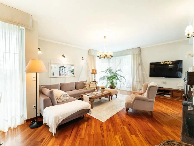 Дом 302 m2 с сауной в Гросуплье, Словения