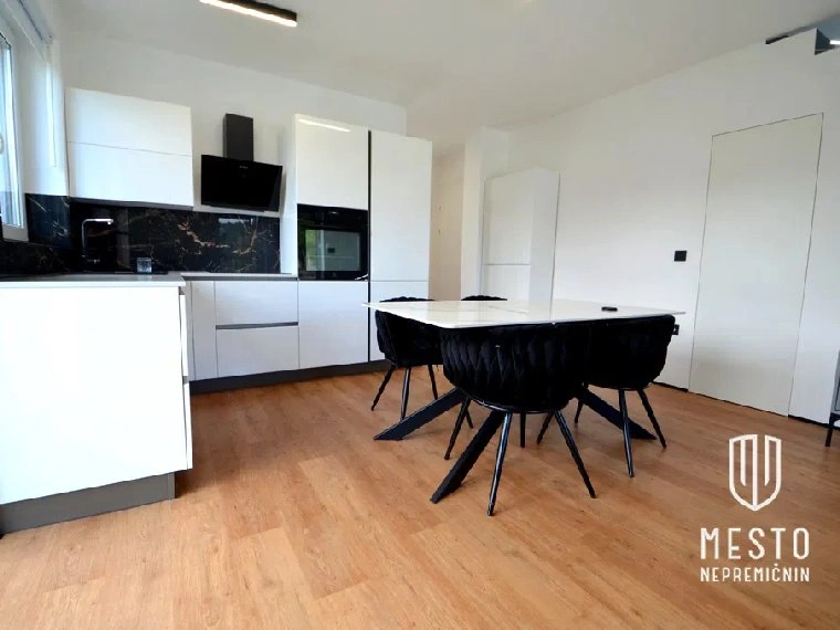 Таунхаус 3+1 с мебелью в Гросуплье, Словения