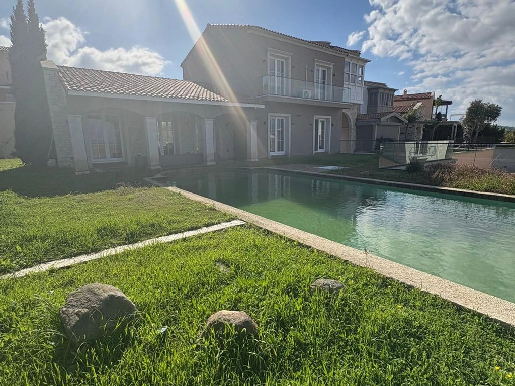 Просторная вилла с 4 спальнями в Чешме, Турция