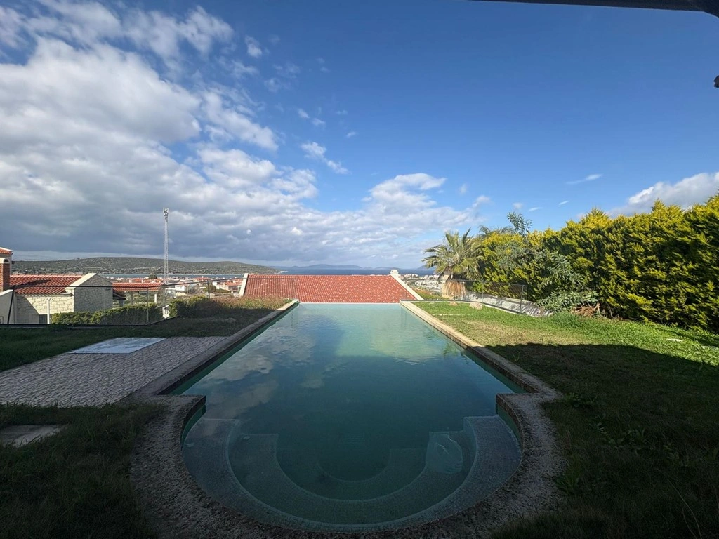 Просторная вилла с 4 спальнями в Чешме, Турция