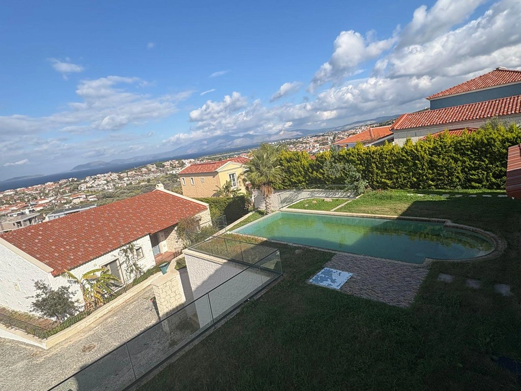 Просторная вилла с 4 спальнями в Чешме, Турция