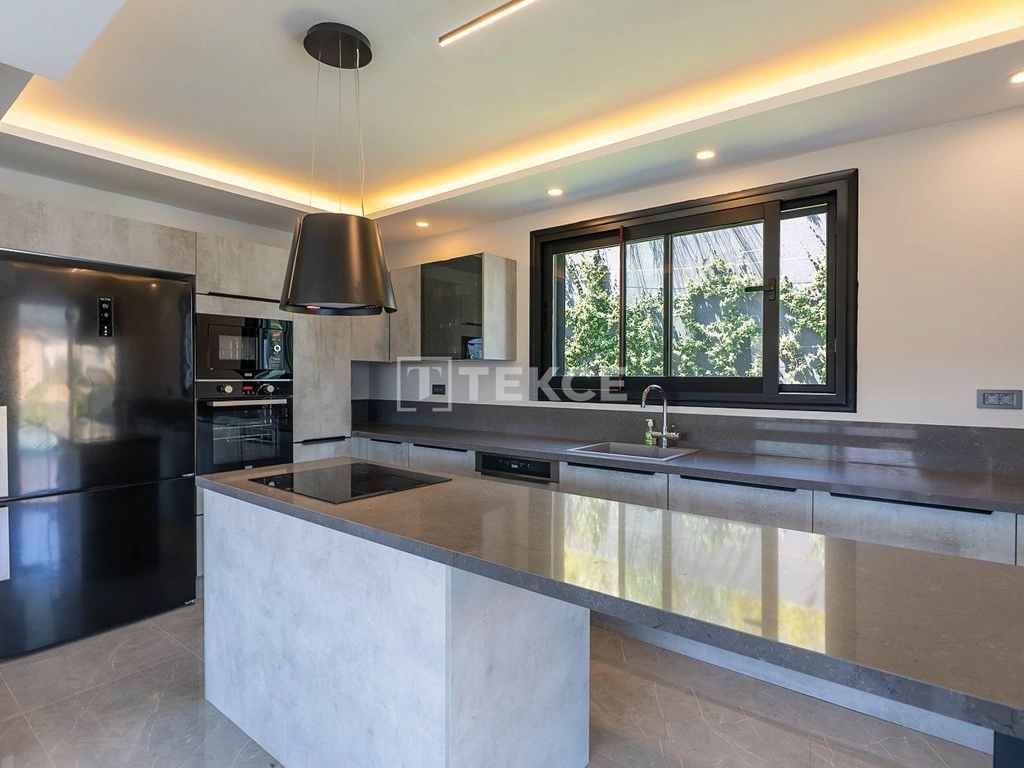 Просторная 5-спальная вилла в Чешме, Турция