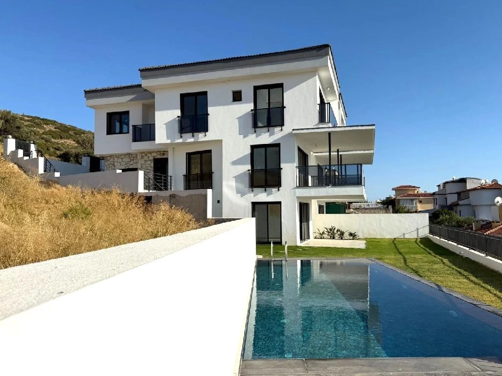 Просторная вилла с 6 спальнями в Чешме, Турция