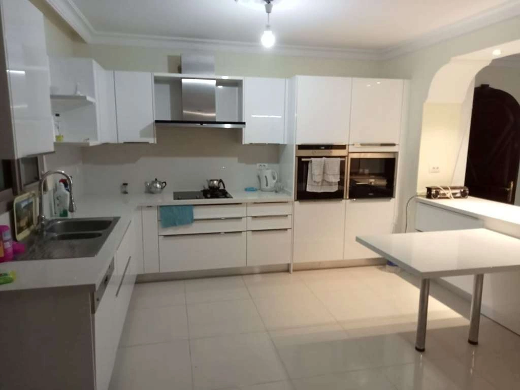 Просторная вилла с четырьмя спальнями в Чешме, Турция