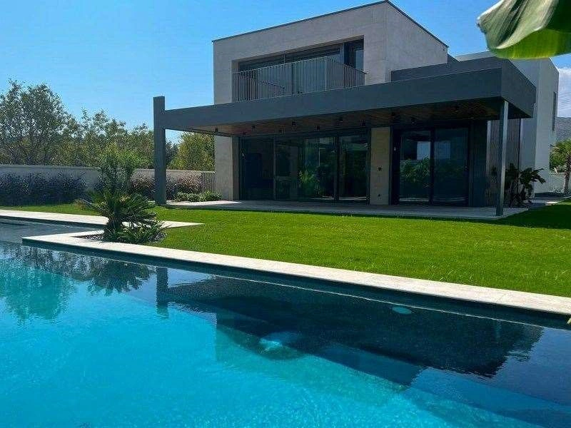 Просторная вилла с 7 спальнями в Чешме, Турция