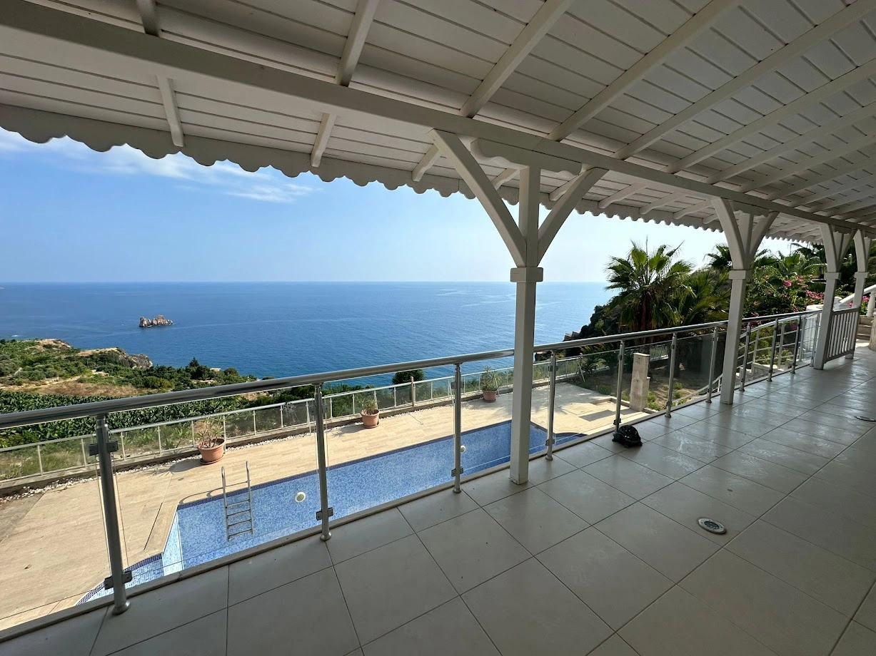 Вилла с 4 спальнями и инфинити-бассейном в Аланье, Турция