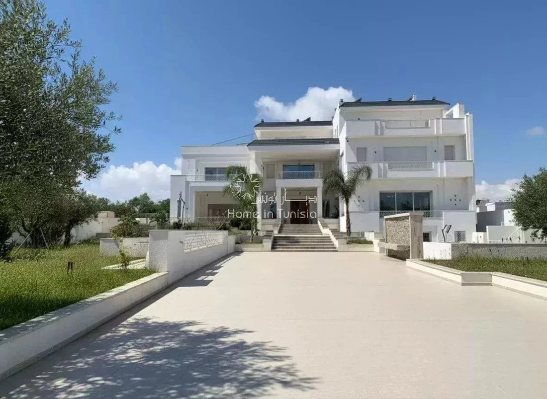 Вилла 5+1 с гаражом в Суссе, Тунис