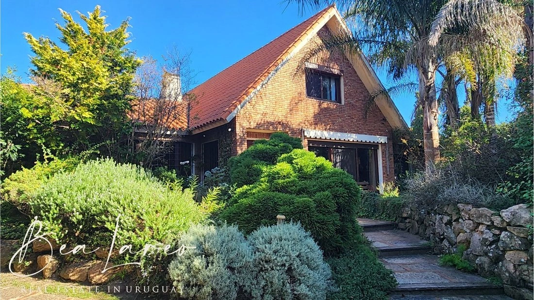 Дом 4+1 с камином в Монтевидео, Уругвай