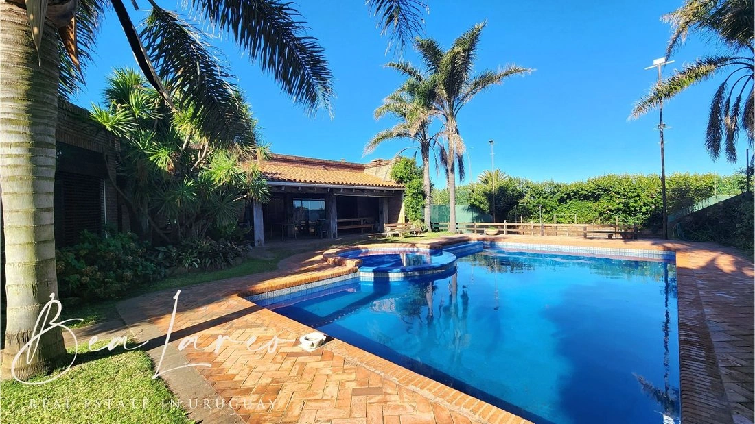 Дом 4+1 с камином в Монтевидео, Уругвай