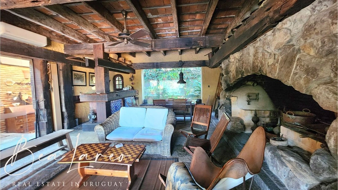 Дом 4+1 с камином в Монтевидео, Уругвай