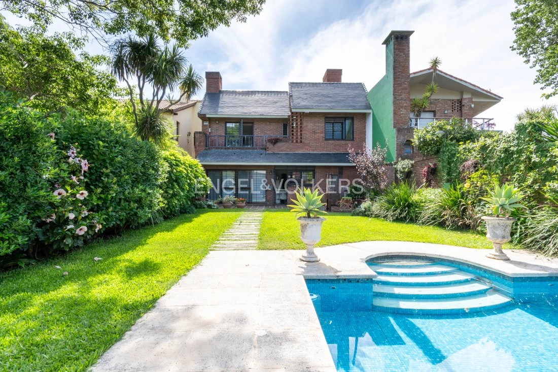 Дом 4+1 с открытым бассейном в Монтевидео, Уругвай