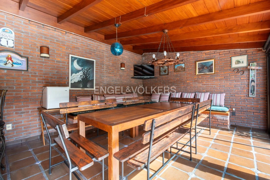 Дом 4+1 с открытым бассейном в Монтевидео, Уругвай