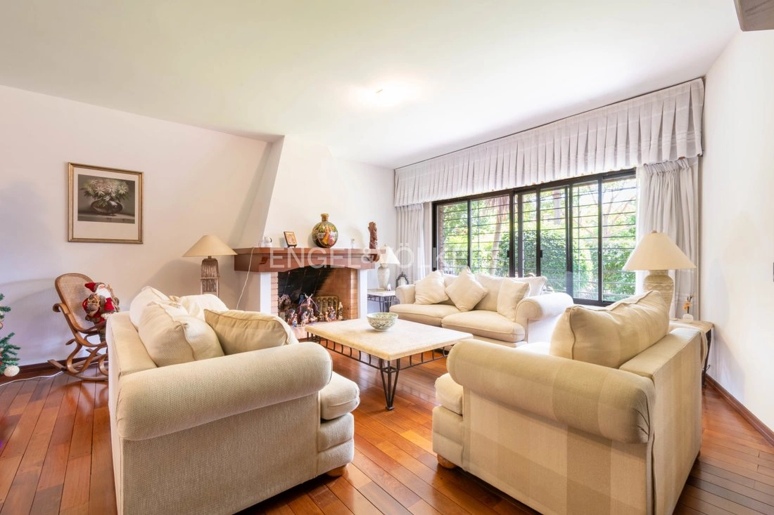 Дом 4+1 с открытым бассейном в Монтевидео, Уругвай