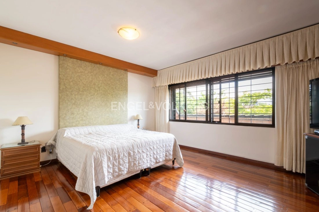 Дом 4+1 с открытым бассейном в Монтевидео, Уругвай