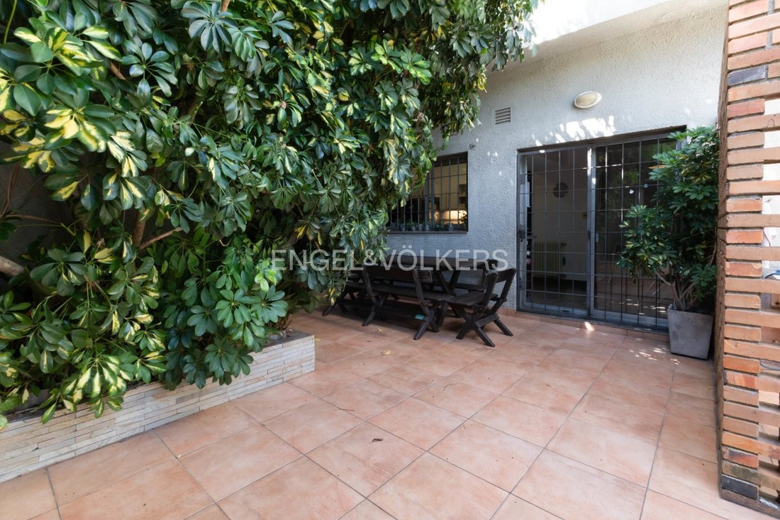 Дом 4+1 с гаражом в Монтевидео, Уругвай