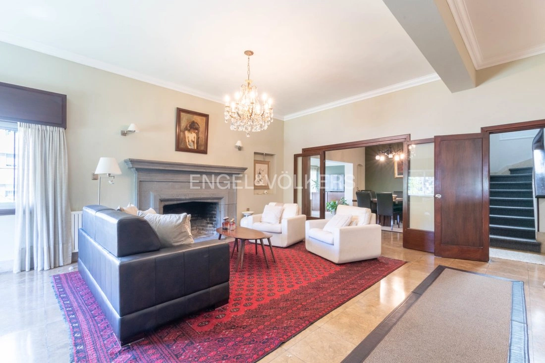 Дом 4+1 с гаражом в Монтевидео, Уругвай