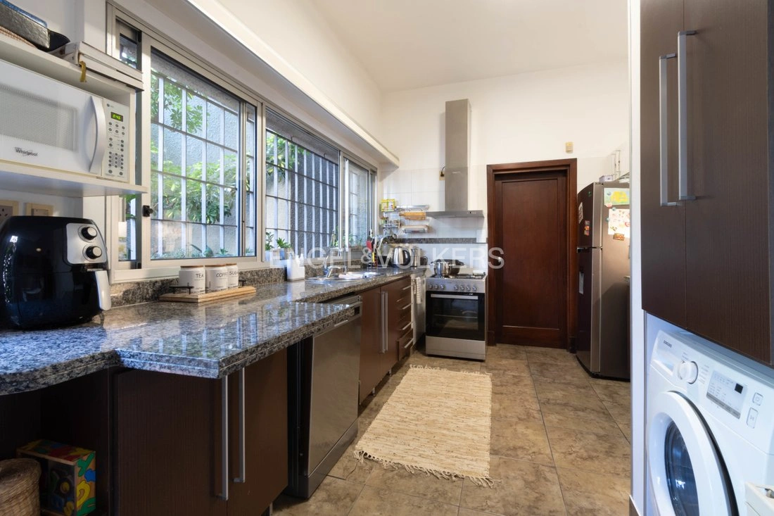 Дом 4+1 с гаражом в Монтевидео, Уругвай