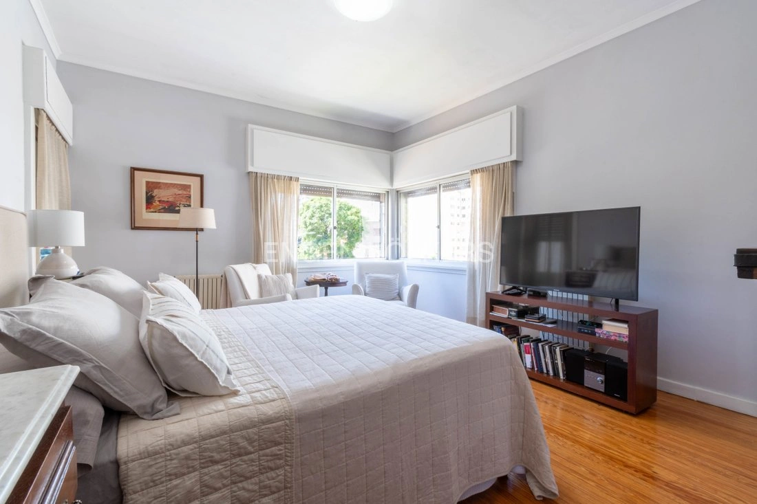 Дом 4+1 с гаражом в Монтевидео, Уругвай