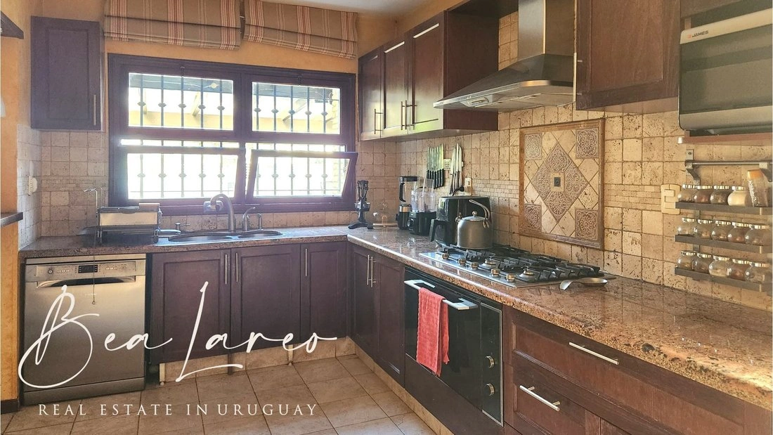 Дом 5+1 с камином в Монтевидео, Уругвай